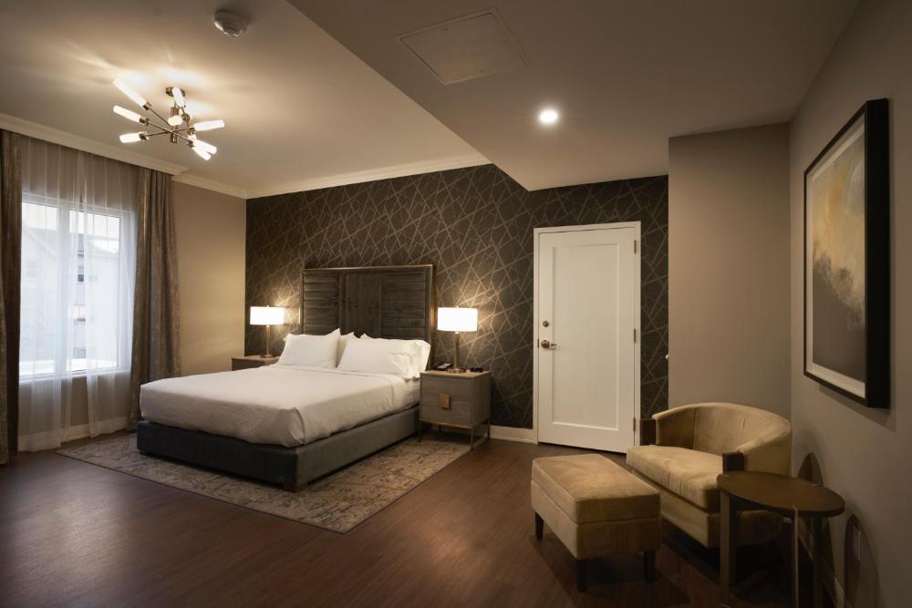 Superior King Room interior